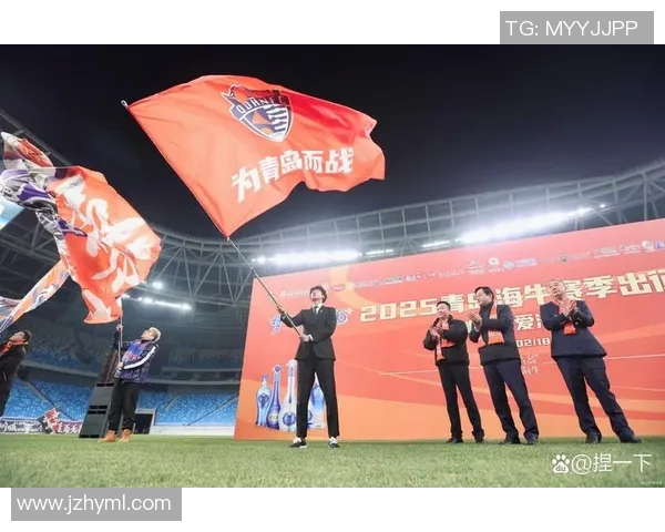 球迷热情迎接足球明星归来共同庆祝荣耀时刻 球迷热情迎接足球明星归来共同庆祝荣耀时刻